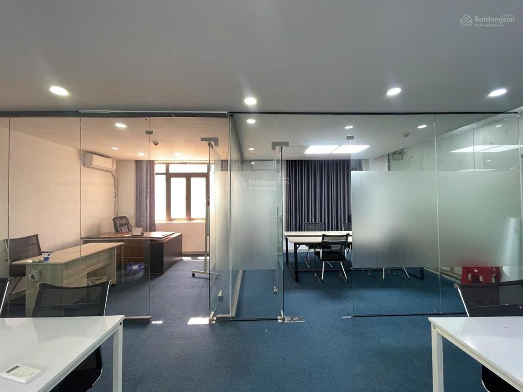 Văn phòng quận 3 giá 30 triệu (95m2) đầy đủ bàn ghế sẵn