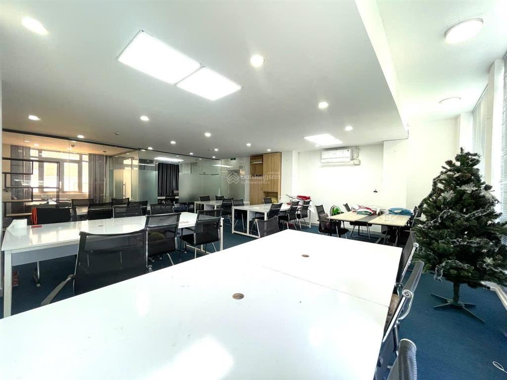 Văn phòng quận 3 giá 30 triệu (95m2) đầy đủ bàn ghế sẵn