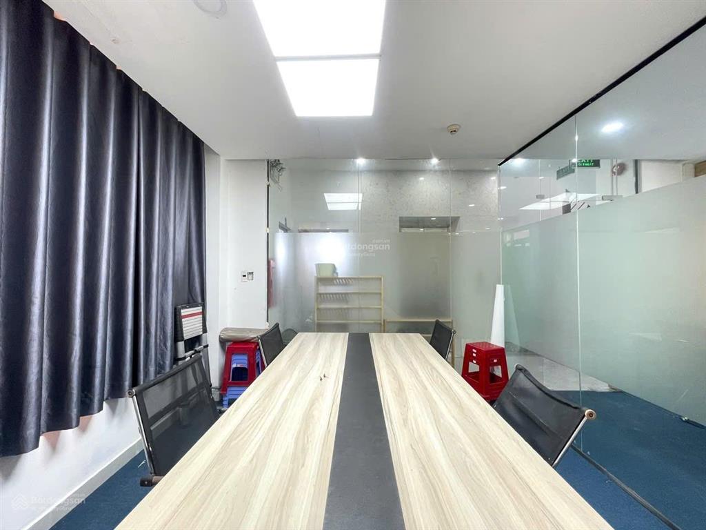 Văn phòng quận 3 giá 30 triệu (95m2) đầy đủ bàn ghế sẵn