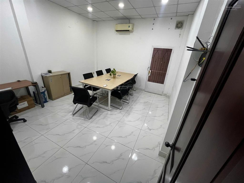 Văn phòng 25m2 giờ tự do giá 5 triệu/th lầu 1 tòa nhà vp mặt tiền trường sơn, tân bình khu sân bay