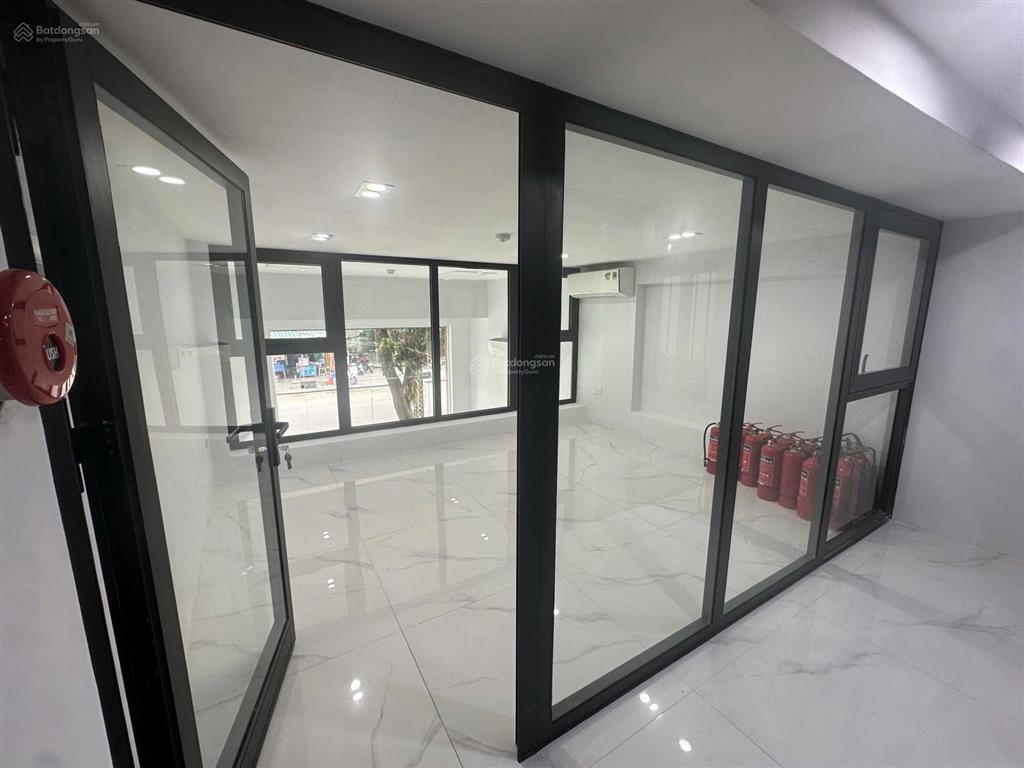 Cần cho thuê nhà 6 tầng thang máy,tại lạc long quân,tây hồ,hà nội