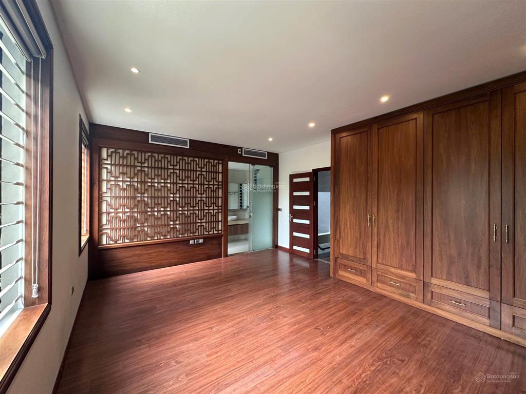 Chính chủ cho thuê biệt thự mới xây 5 tầng,thang máy,diện tích 220m2 tại hoàng quốc việtcầu giấy