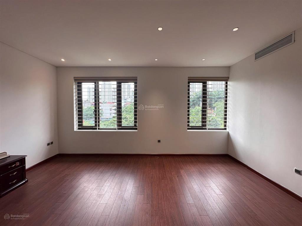 Chính chủ cho thuê biệt thự mới xây 5 tầng,thang máy,diện tích 220m2 tại hoàng quốc việtcầu giấy