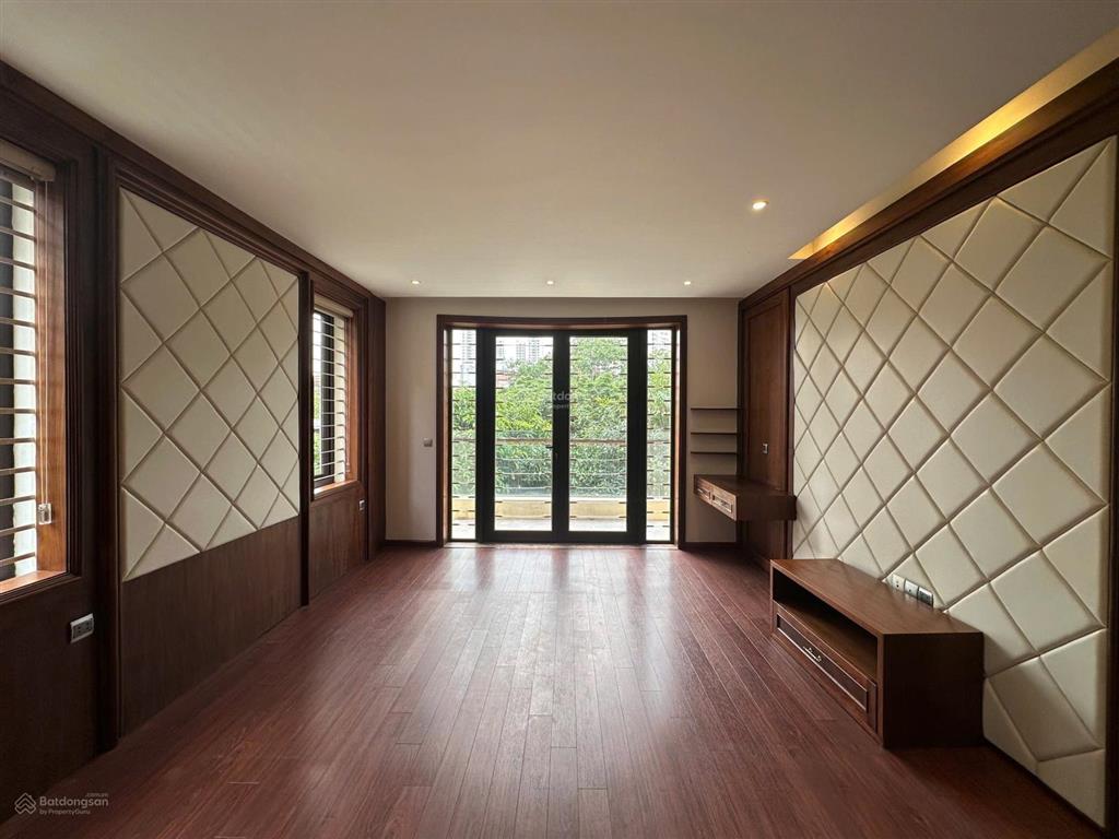 Chính chủ cho thuê biệt thự mới xây 5 tầng,thang máy,diện tích 220m2 tại hoàng quốc việtcầu giấy