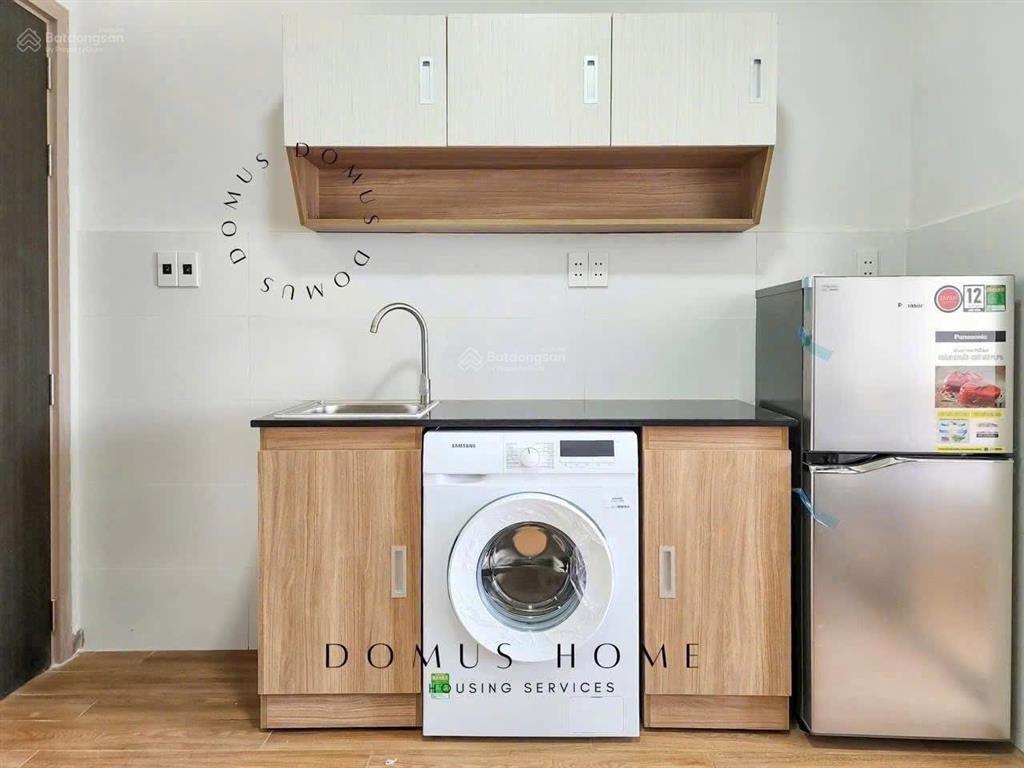 Căn hộ 1 phòng ngủ cho thuê ngay bến vân đồn quận 4, thang máy, ban công, gần đh luật
