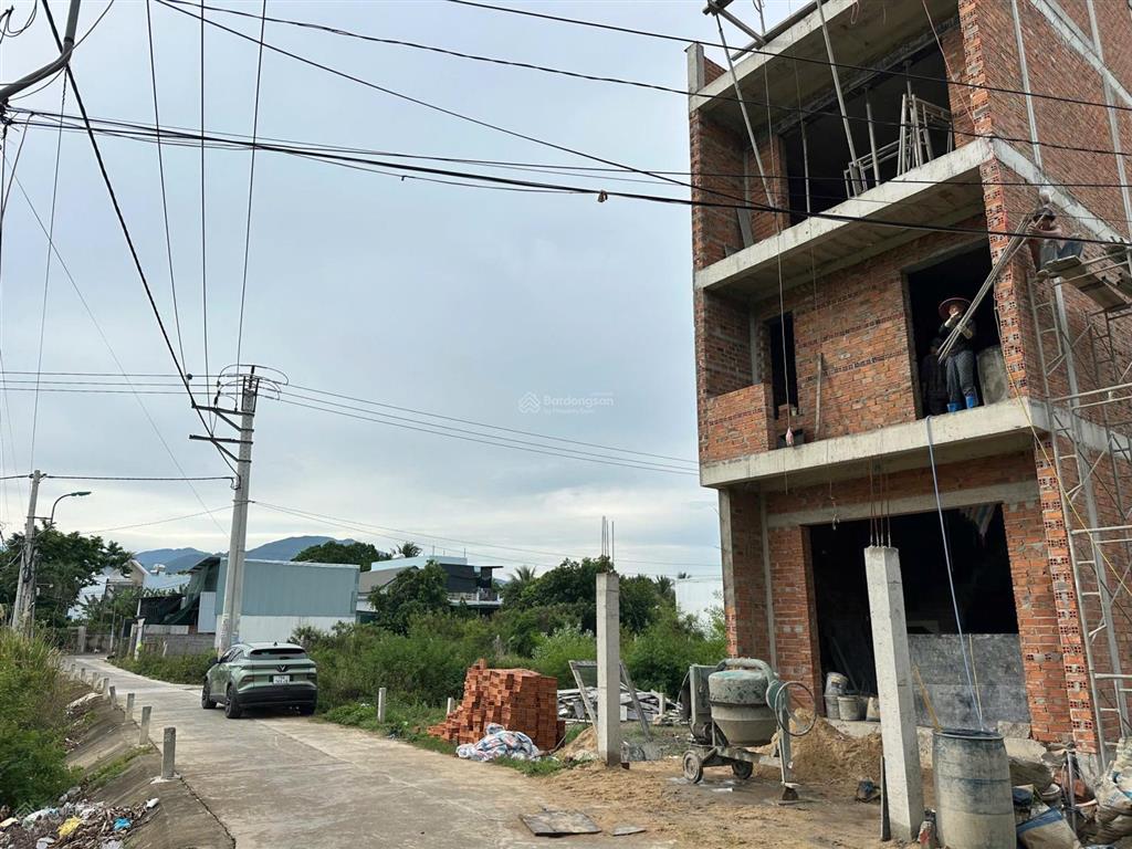 Lô đất góc 2 mặt tiền tây nha trang 81.9m2 bám đường 15.85m đường ô tô 7 chỗ thông d30  2.9 tỷ