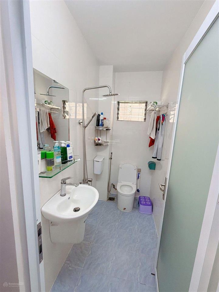 Nhà riêng cho gia đình trẻ 4 tầng, bê tông cốt thép, 2 pn 3 wc, 20m2 nhỉnh 3 tỷ, p. nhiêu lộc.