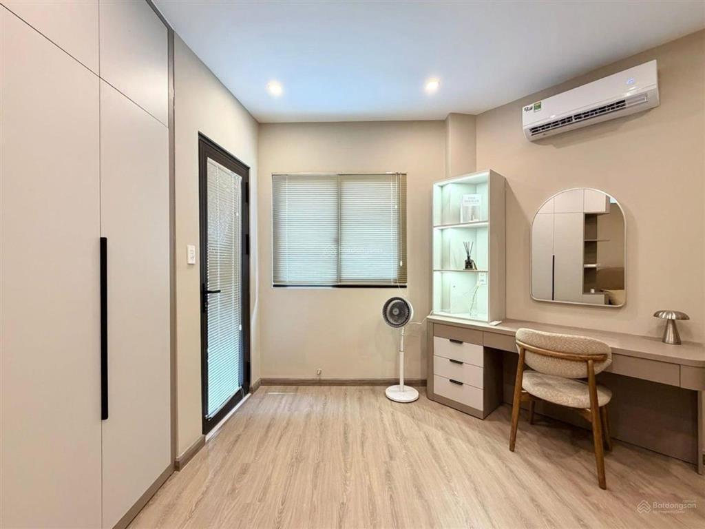Bán nhà btct lạc long quân, hxh 4.4x15 vuông a4 2 tầng 70m2 nhỉnh 8 tỷ