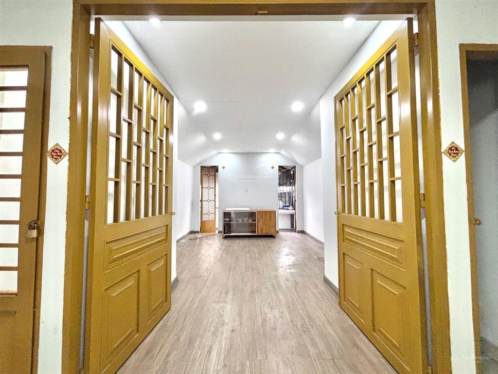 Cho thuê phòng studio sàn gỗ 30m2 có ban công rộng  ngay phạm hùng, giá 4tr7