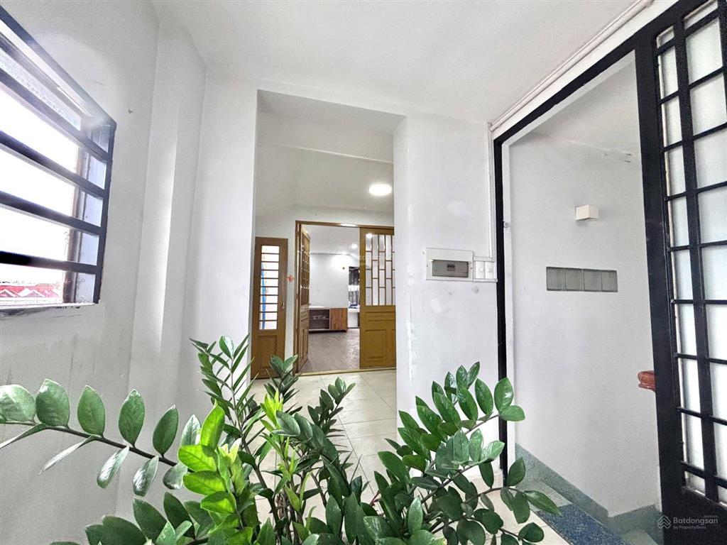 Cho thuê phòng studio sàn gỗ 30m2 có ban công rộng  ngay phạm hùng, giá 4tr7