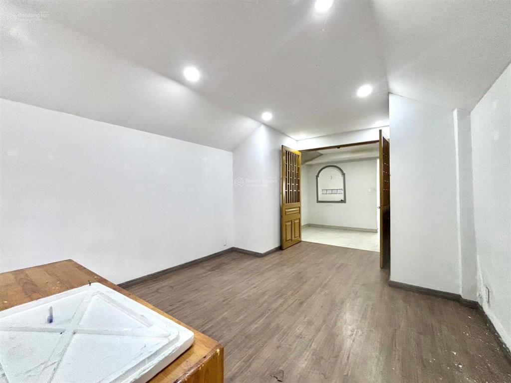 Cho thuê phòng studio sàn gỗ 30m2 có ban công rộng  ngay phạm hùng, giá 4tr7