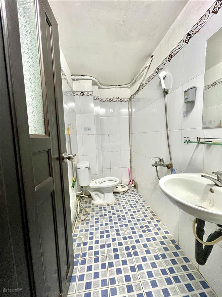 Cho thuê phòng rộng 20m2 ngay tạ quang bửu, giá 3tr5/tháng, nằm gần cầu tạ quang bửu