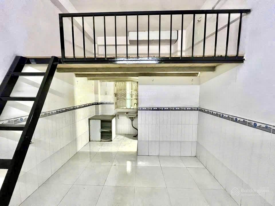 Cho thuê phòng 3tr3 có gác cao nằm ngay cầu nguyễn tri phương qua q1 q5 dễ dàng