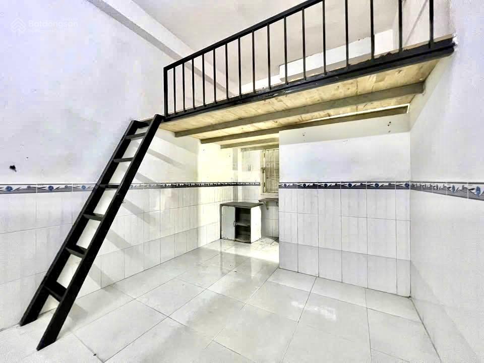 Cho thuê phòng 3tr3 có gác cao nằm ngay cầu nguyễn tri phương qua q1 q5 dễ dàng