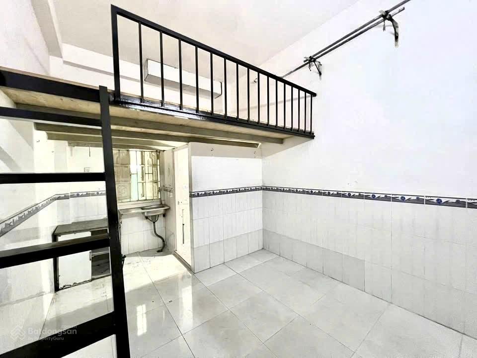 Cho thuê phòng 3tr3 có gác cao nằm ngay cầu nguyễn tri phương qua q1 q5 dễ dàng