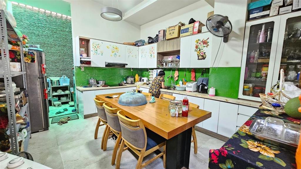 Bán nhà mặt tiền đường tây sơn 4x18m  4 tầng quận tân phú  giá chỉ 7,7 tỷ  0914 443 ***