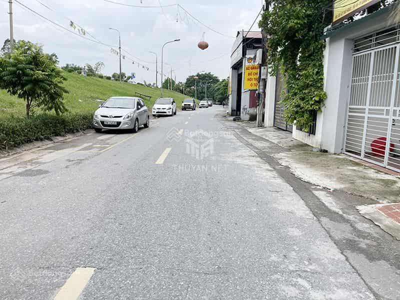 Ô tô đỗ cửa, chủ cần bán gấp, giá quá hợp lý, cách ô tô tránh 20m.