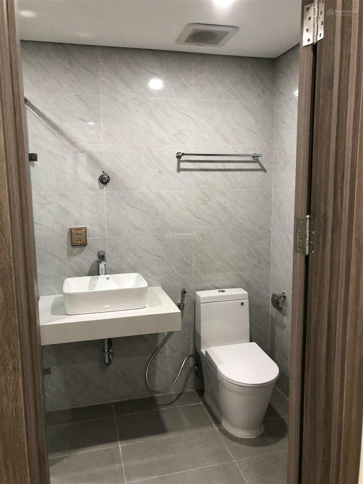 Chính chủ gửi bán căn 100m2 3pn 2vs đầy đủ nội thất cơ bản, nhận nhà luôn, tầng trung view thoáng