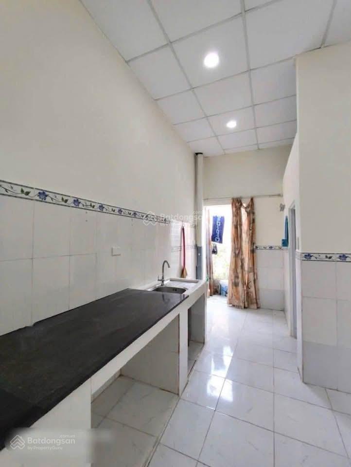 Bán nhà 1tỷ3xx ngay gần vòng xoay lái thiêu sổ riêng. ngay sát đường nhựa 20m