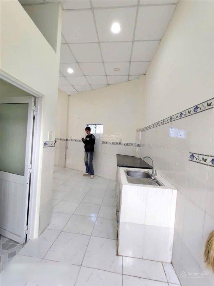 Bán nhà 1tỷ3xx ngay gần vòng xoay lái thiêu sổ riêng. ngay sát đường nhựa 20m