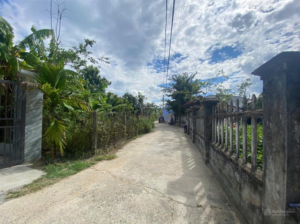 Nhà đẹp thôn hương lam  hoà tiến  ô tô đỗ trong sân