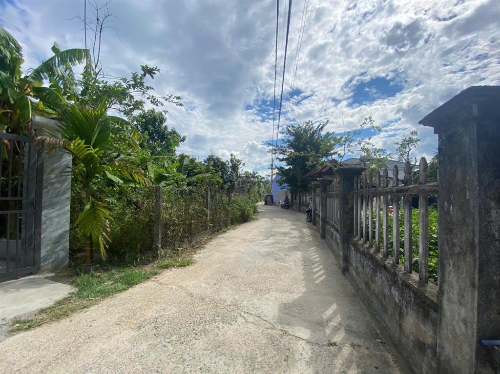 Nhà đẹp thôn hương lam  hoà tiến  ô tô đỗ trong sân