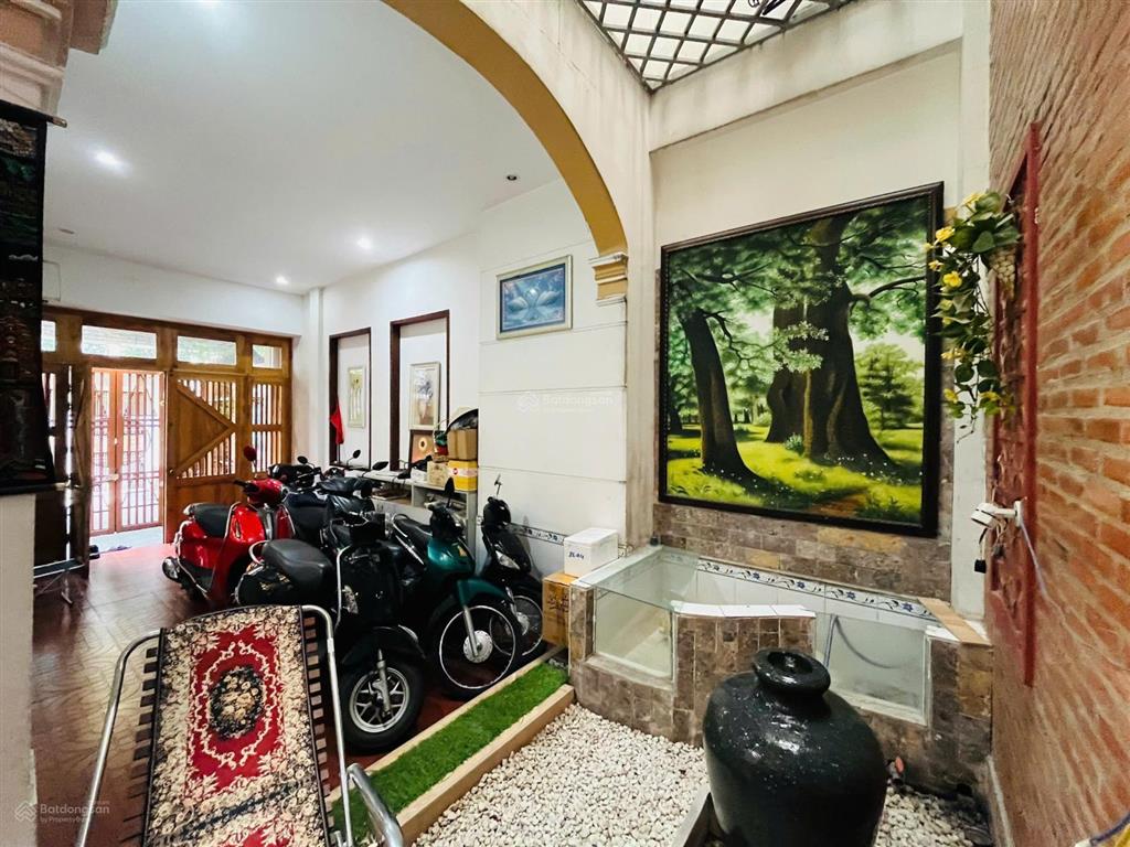 Nhà siêu to chỉ có 9,79tỷ ngang 7m nở hậu 3tầng 5pn 5wc có gara ô tô, ban công, giếng trời...