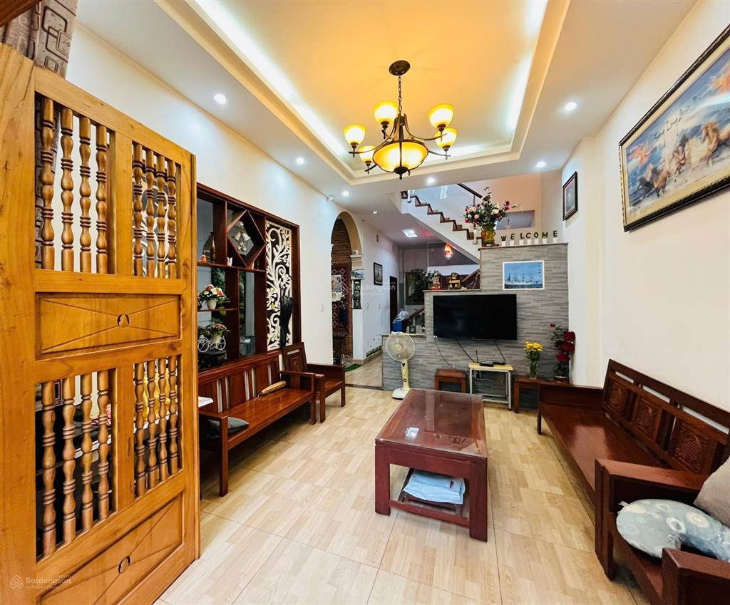 Nhà siêu to chỉ có 9,79tỷ ngang 7m nở hậu 3tầng 5pn 5wc có gara ô tô, ban công, giếng trời...