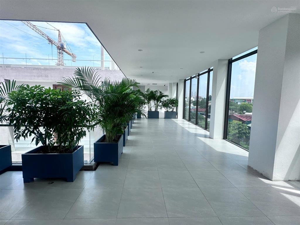 Cho thuê tòa nhà văn phòng phạm khắc quảng, việt hưng, long biên. vị trí cực đẹp lô góc
