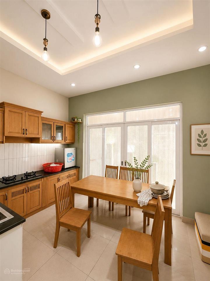 Giá 8,2 tỷ
 dt 58 m², 1 trệt 2 lầu. đường nguyễn duy trinh, bình trưng, tp thủ đức