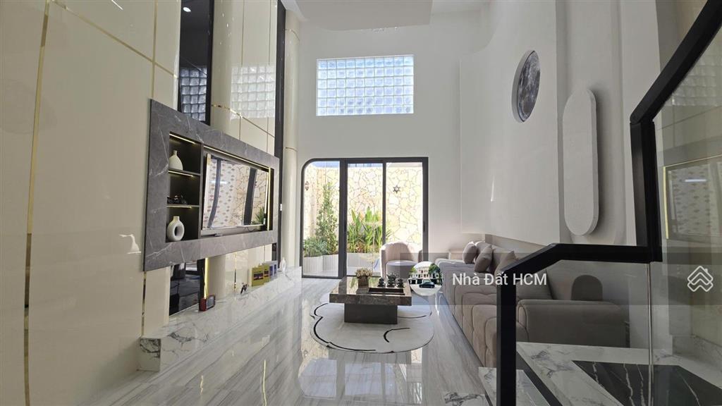 Nhà 1/phạm văn đồng, đường trước nhà 8m, vỉa hè cây xanh 2 bên, nhà 4 tầng hoàn công chuẩn