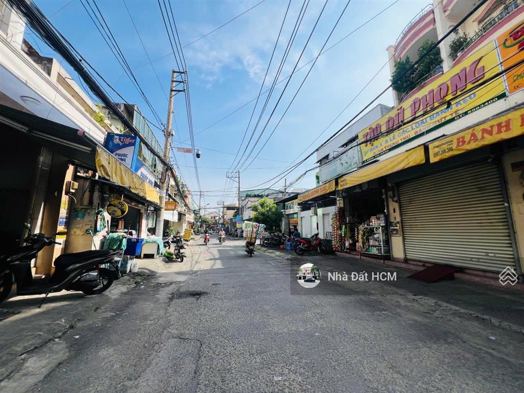Nhà mặt tiền ngay chợ thủ đức, ngang 5.8m, đường rất rộng xây cao, thuận tiện kinh doanh buôn bán