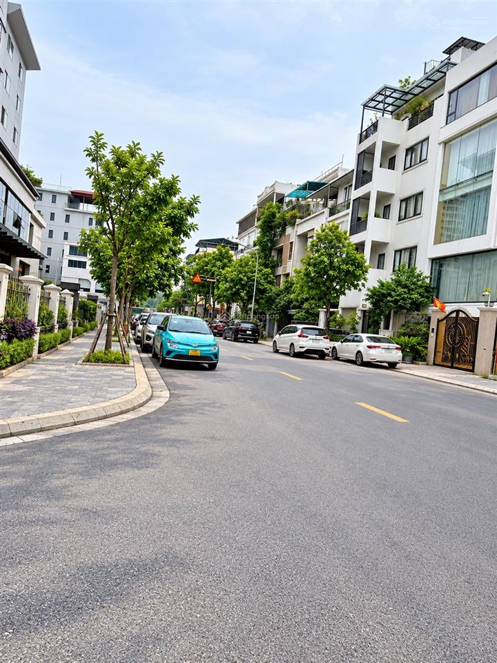 Bán nhà phú thượng  120m tây hồ  vỉa hè ô tô tránh 2 mặt ngõ ô tô kinh doanh tốt.