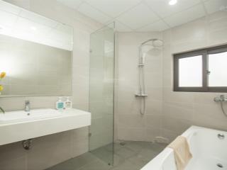 Căn hộ dịch vụ cho thuê tại phố đào tấn 1 phòng ngủ, 60m²