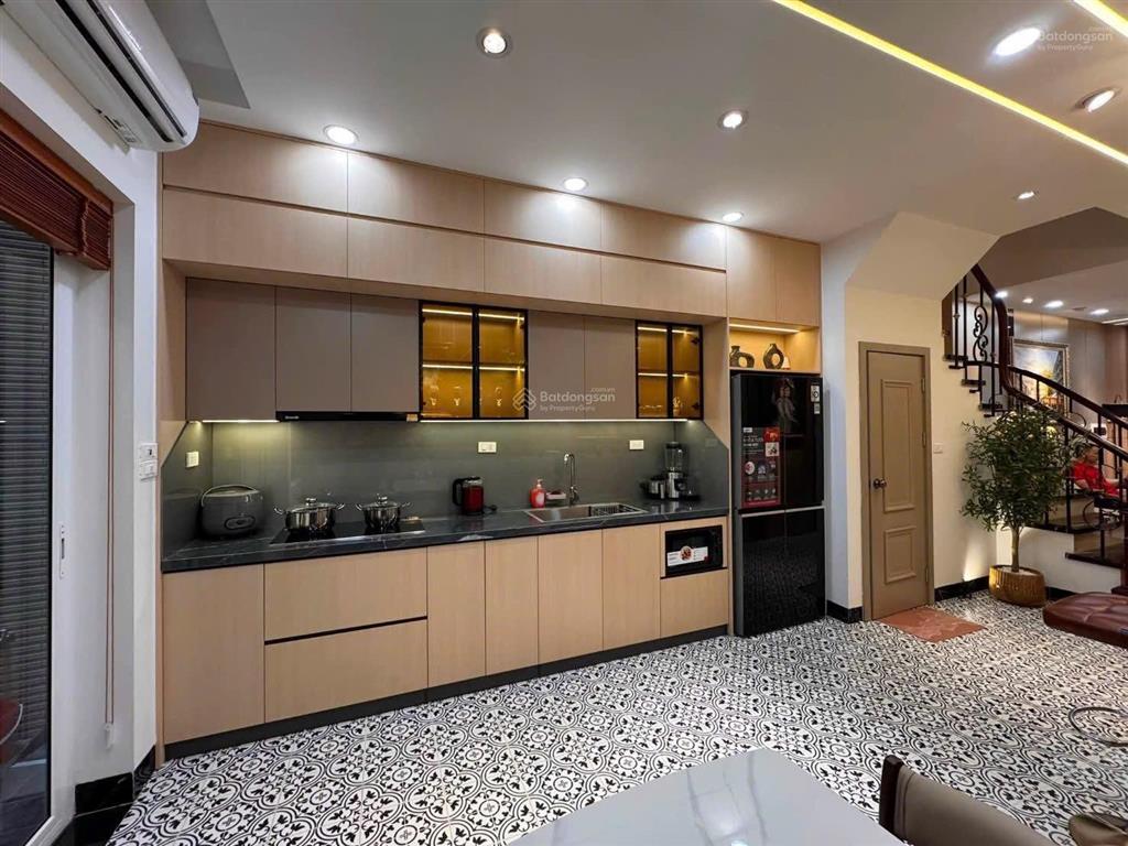 Bán nhà phân lô lõi đống đa 6 tầng thang máy nhập khẩu 15m ra ôtô 42m , mt 3,9m . giá 12,5 tỷ