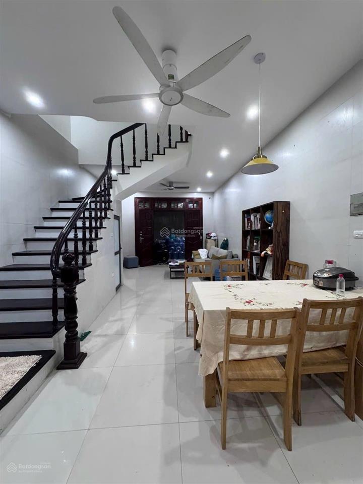 Phân lô vip hoàng cầu giá rẻ bất ngờ 2 mặt ngõ thoáng 10m ra ôtô gần hồ 55m, 5t, mt 4,5m. 13,2ty
