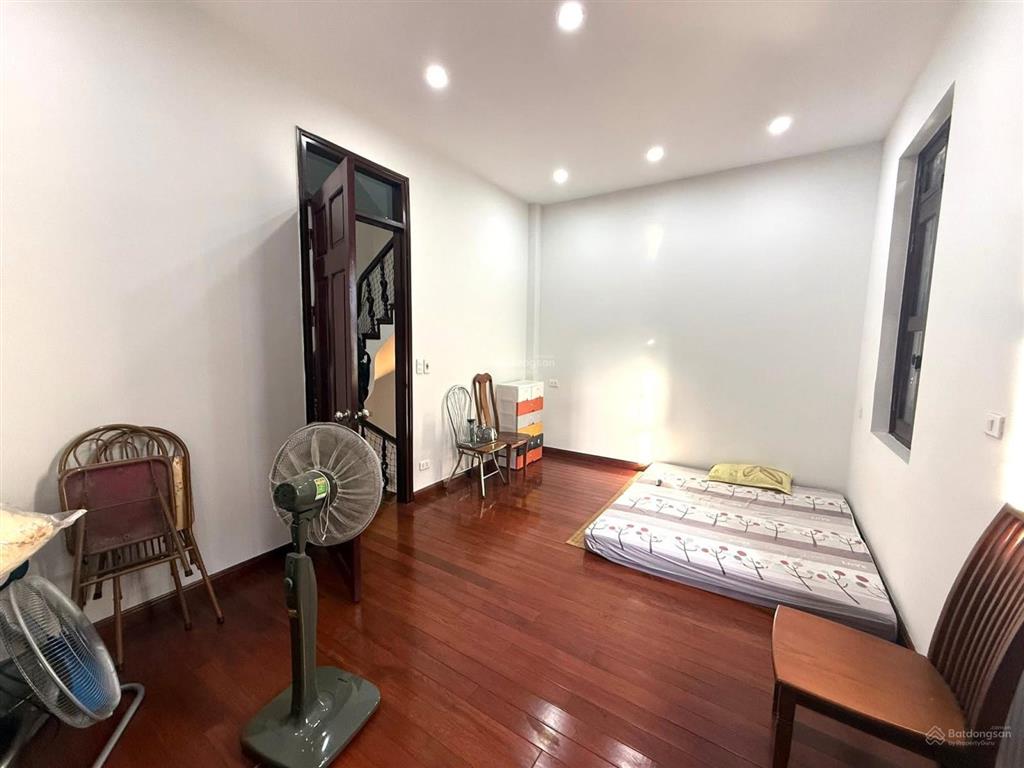 Chính chủ bán nhà phân lô linh đàm  50m ra hồ , ngõ 4m rộng giá 7,3 tỷ , 35m , xây 5 tầng , 4mmt