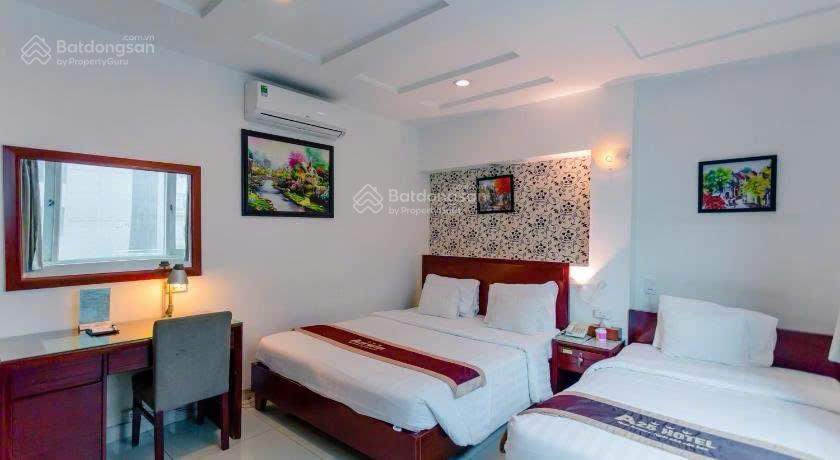 Bán tòa khách sạn vip nhất mặt tiền đường 3 tháng 2 p. 12 q10  14x32m 8 tầng 50 phòng giá 300 tỷ