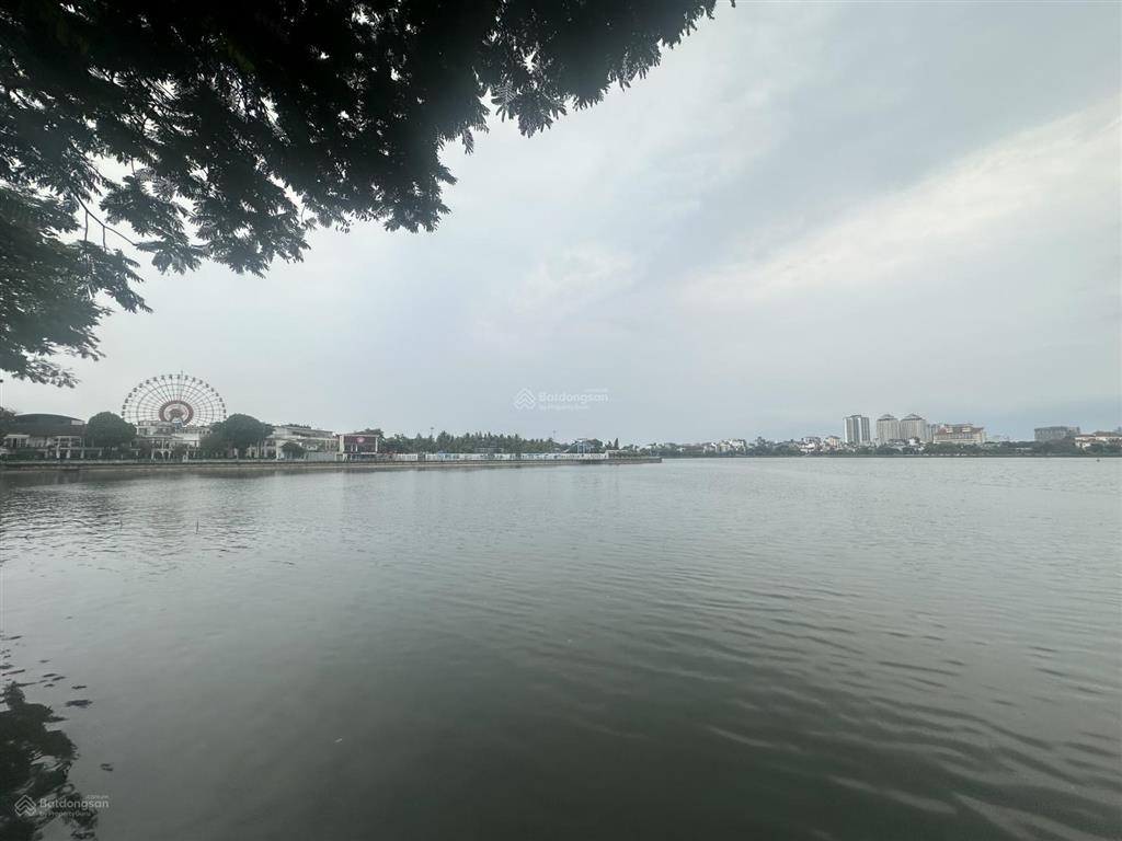 Bán nhà 5tầng giá rẻ,đẹpview hồ tây dt 100m2mt 6.1mgaralôgócphố lạc long quântây hồ.zá39,9tỷ