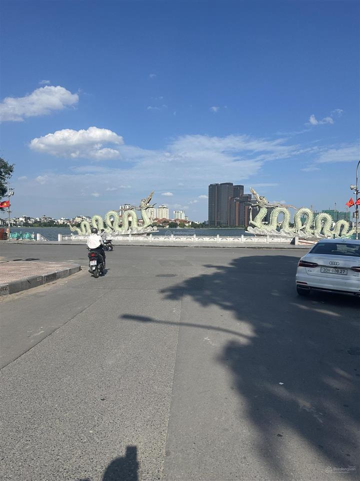 Bán nhà 5tầng giá rẻ và view hồ dt 101m2mt 6.5mlôgóc 3 mặt thoángphố nhật chiêu tây hồ.zá39tỷ