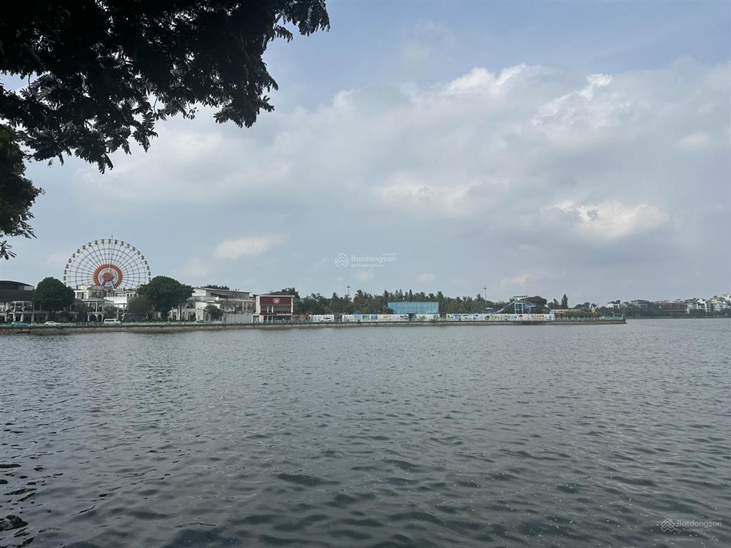 Bán nhà 5tầng view hồ tây dt 102m2mt 6.4mlo goc 3 mặt thoángphố trịnh công sơntây hồ.giá39tỷ