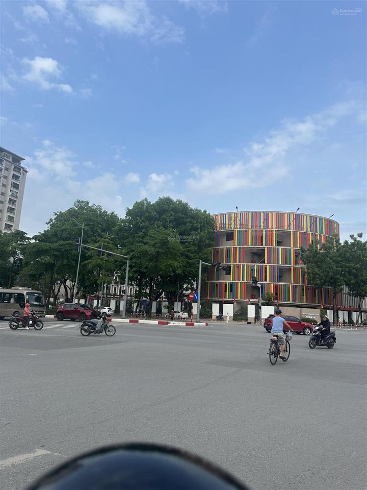Bán nhà 3tầng giá rẻ,vị trí đẹp dt 82m2mt 4.7môtô đỗ cửagần hồ tâyphố xuân latây hồ.giá17.5tỷ