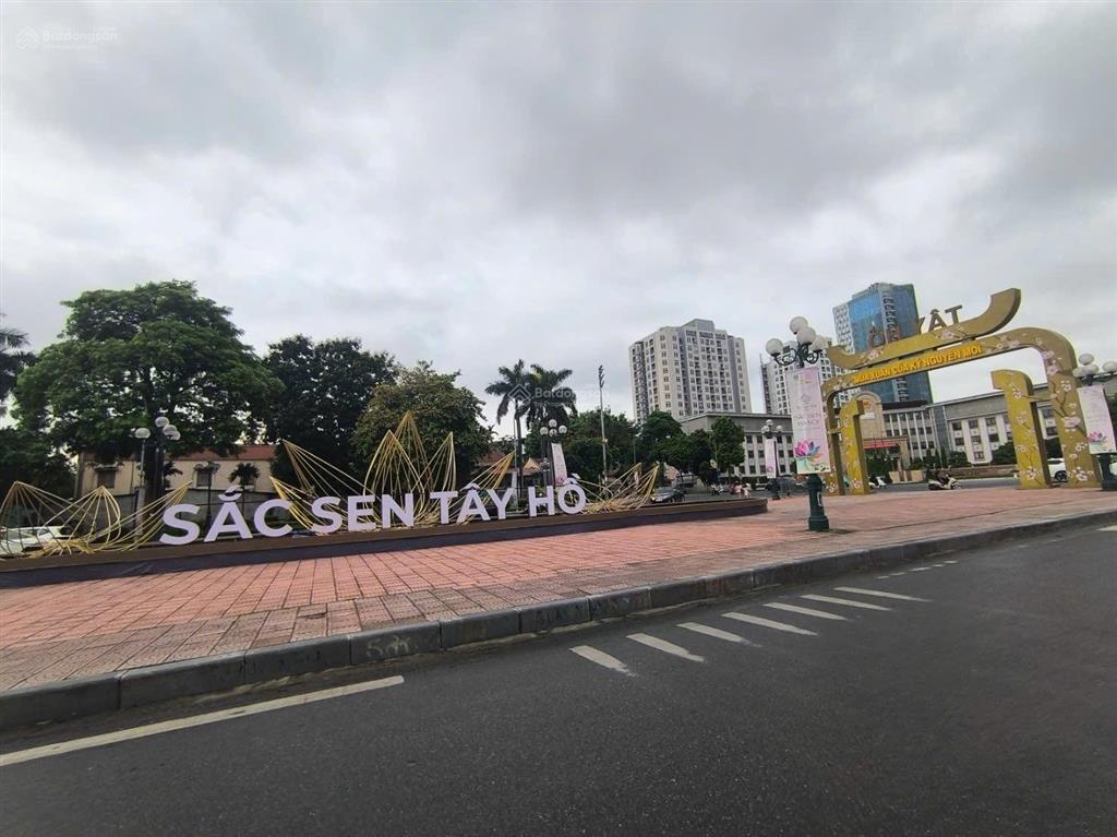 Bán nhà 5 tầng view hồ tây dt 61m2mt~4mnhà 2 thoáng ôtô đỗ cổnggần phố nhật chiêutây hồ