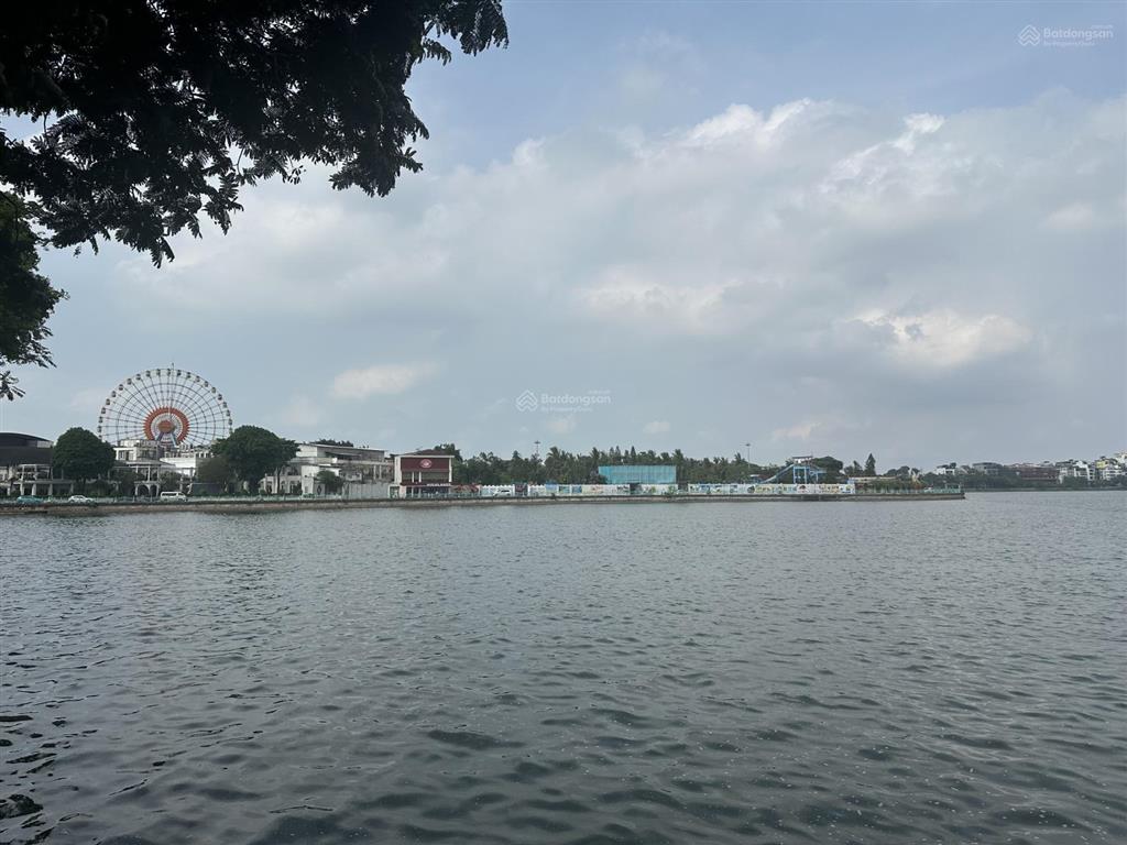 Bán đất dt348m2mt12.8mmặt phốview hồ tâyvỉa hè rộng garamặt phố lạc long quântây hồ.giá197tỷ
