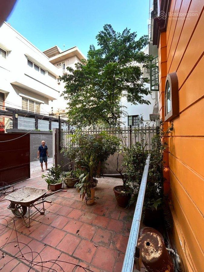 Bán ngôi biệt thự 4 tầng view hồ tây dt 330m2 mt 12,9m gần hồ tây phố quảng khánh tây hồ. giá 88tỷ