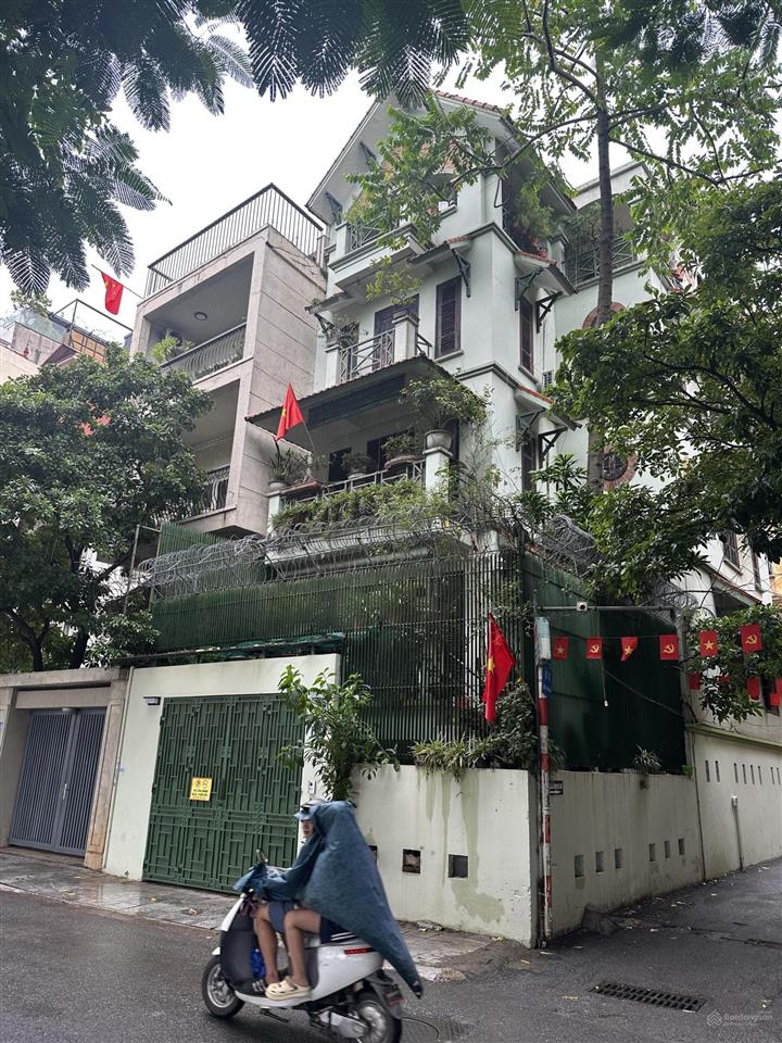 Bán biệt thự 5 tầng dt 222m2 mt 10m có sân vườn đẹp  phố xuân đỉnh, hàng xóm ngoại giao đoàn. 29tỷ