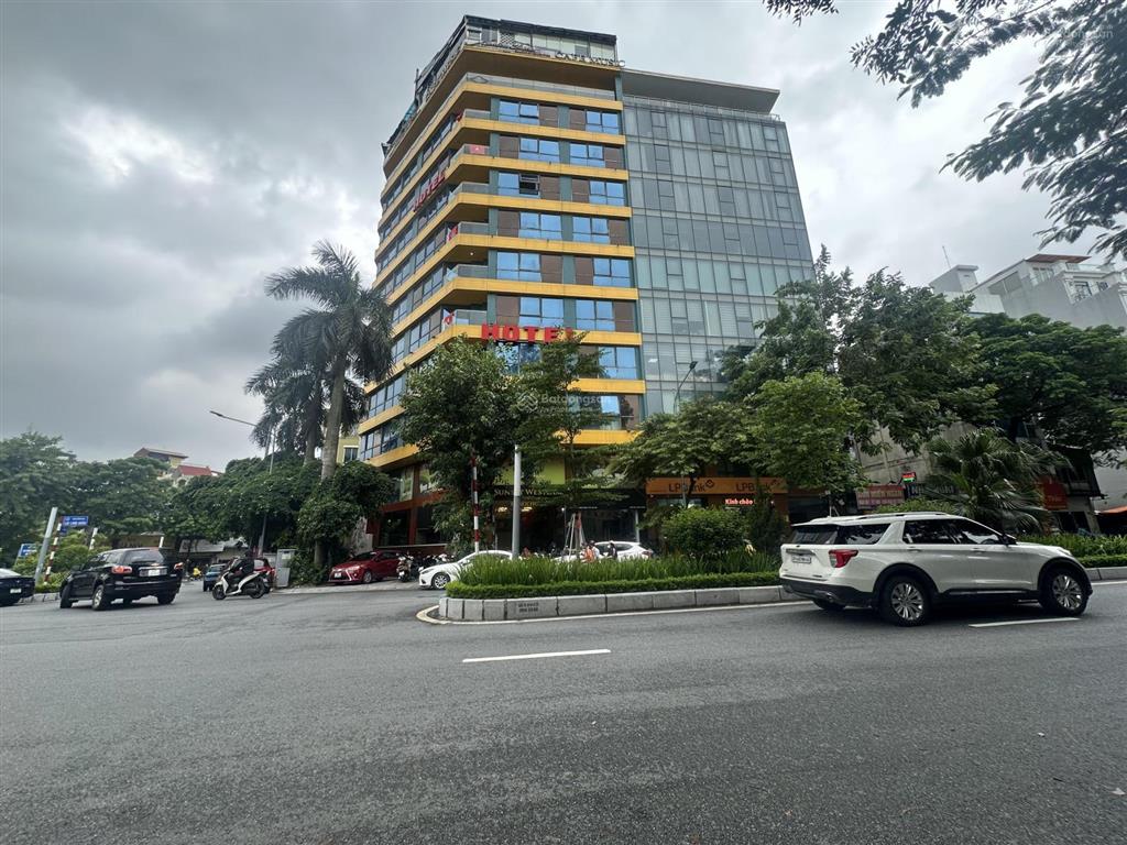 Bán nhà 5 tầng view hồ tây dt 71m2mt 4.5mlo gócgần hồ tây và phố lạc long quântây hồ.giá13.3tỷ