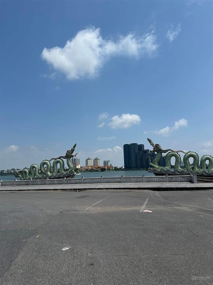 Bán nhà 5 tầng view hồ tây dt 71m2mt 4.5mlo gócgần hồ tây và phố lạc long quântây hồ.giá13.3tỷ