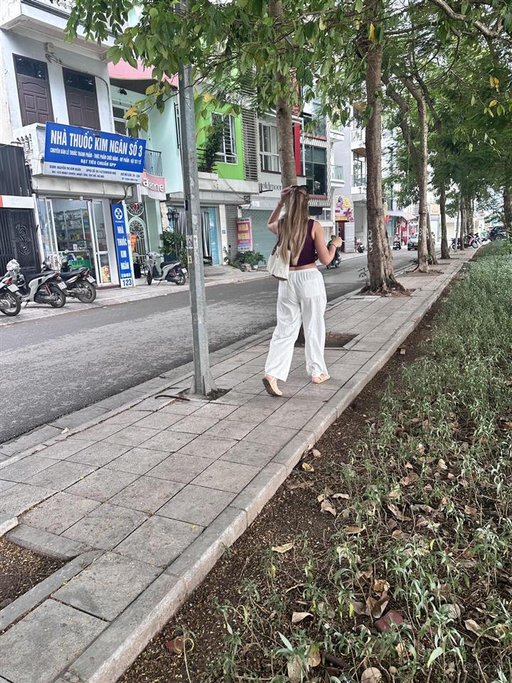 Bán nhà 5 tầng view hồ tây dt 71m2mt 4.5mlo gócgần hồ tây và phố lạc long quântây hồ.giá13.3tỷ
