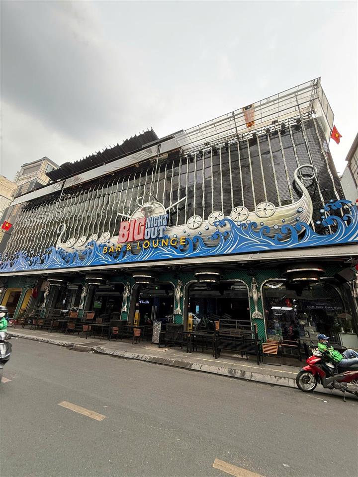 180 triệu/tháng. mặt tiền bùi viện, chỉ 65 tỷ còn 60 tỷ, chủ cần bán